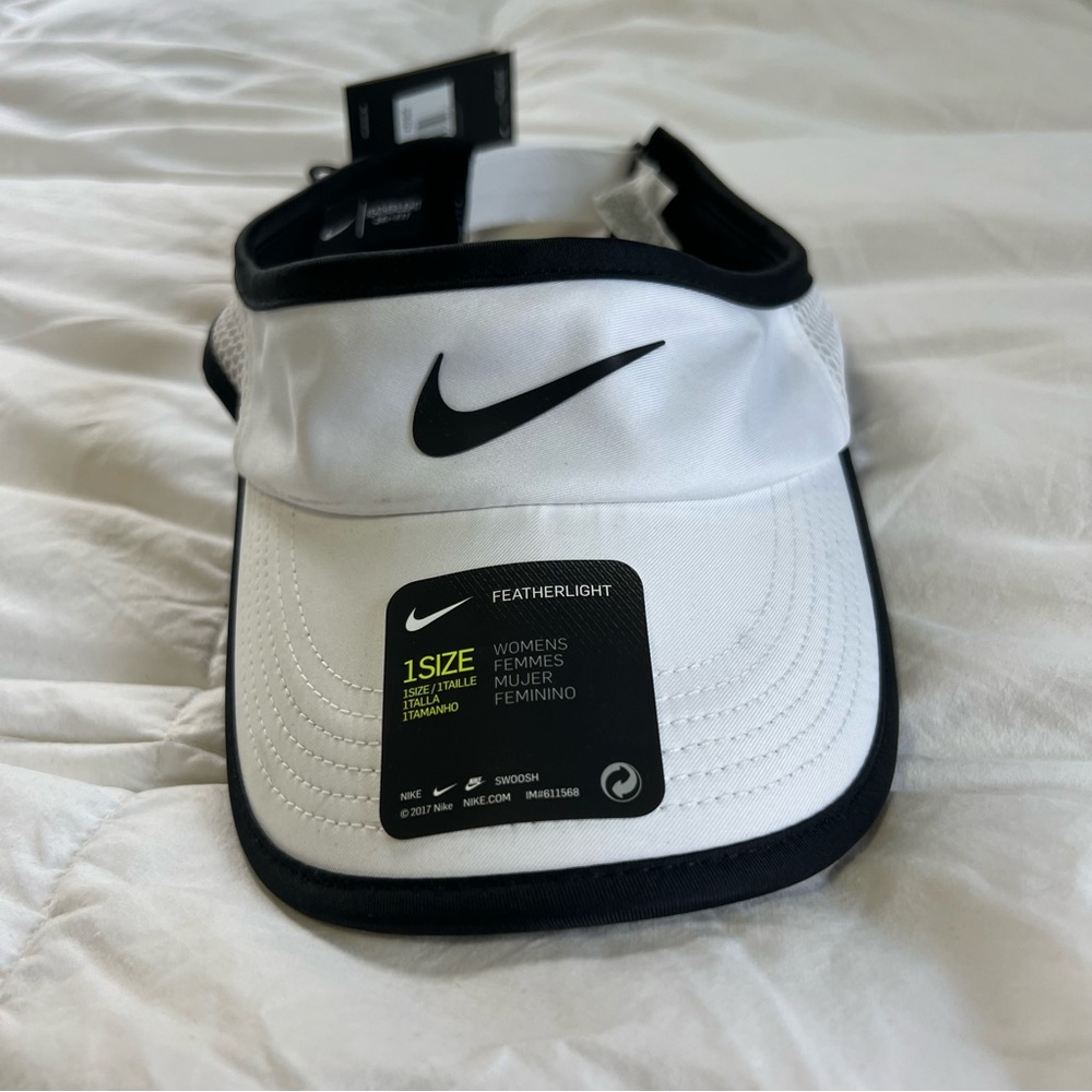 Women’s Nike Visor NWT